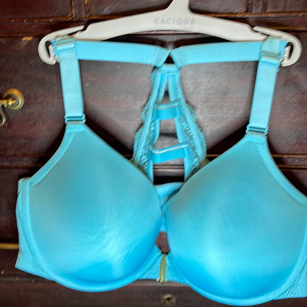 Cacique. Boost Plunge Front Closure. Teal color.